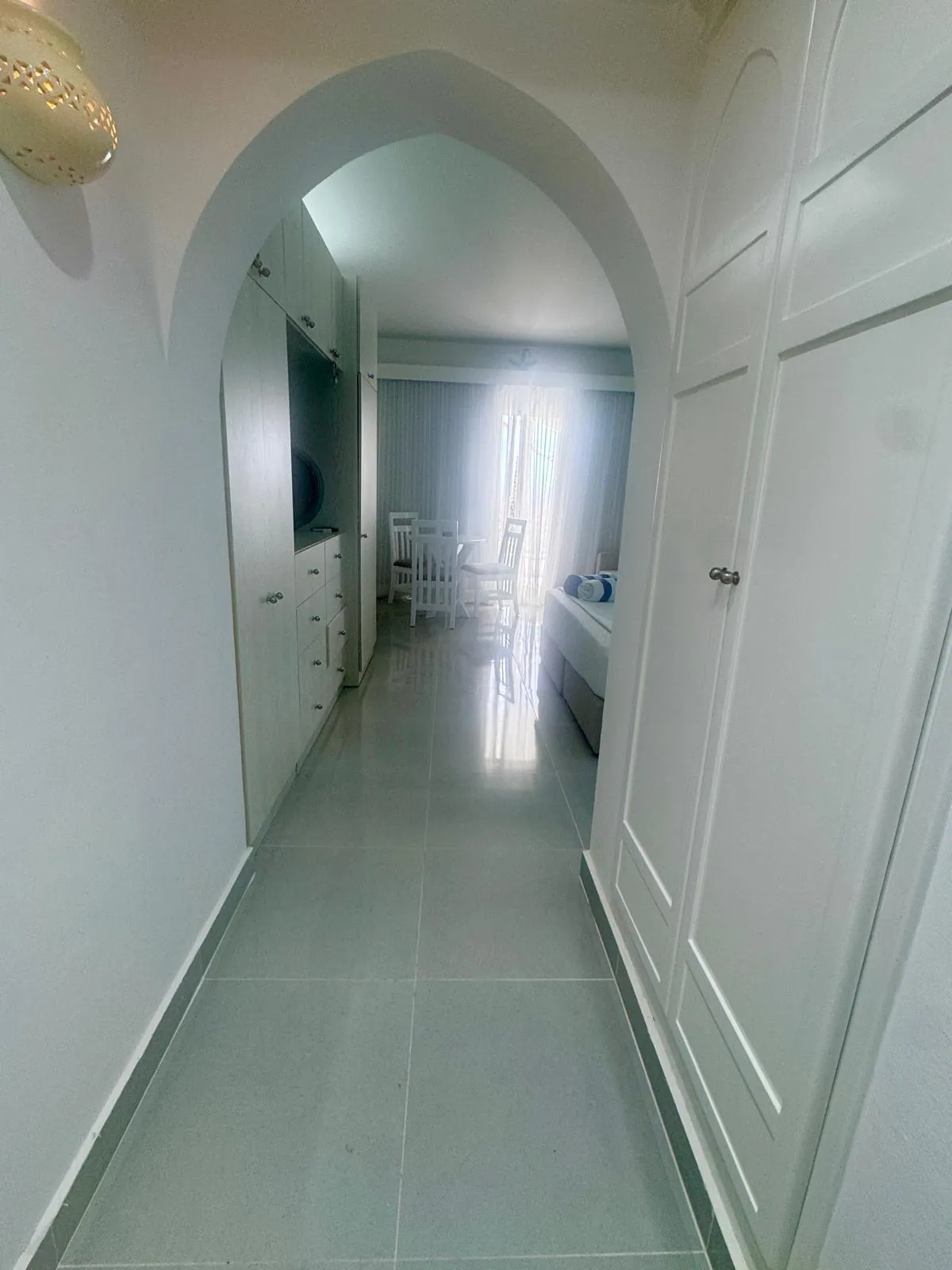 Corridoio con arco in stile moresco verso la camera