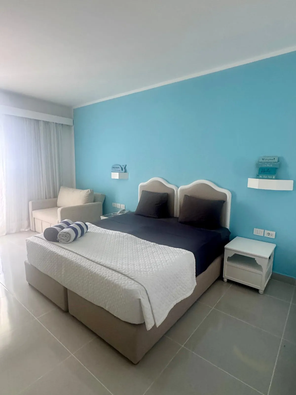 Letto matrimoniale e comodino nella Stanza di Gabriele