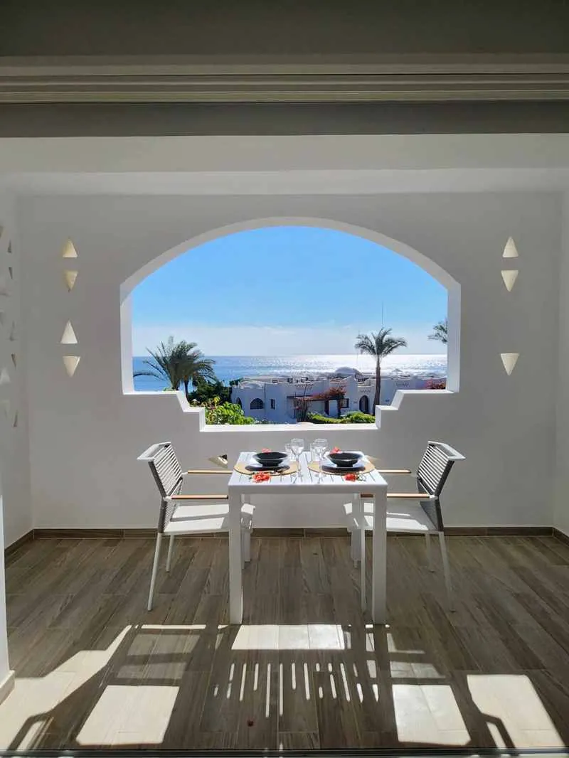 Tavolo apparecchiato sulla terrazza con vista mare
