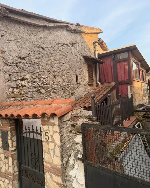 La casa in pietra di Le Stanze di Pescorocchiano, nel borgo