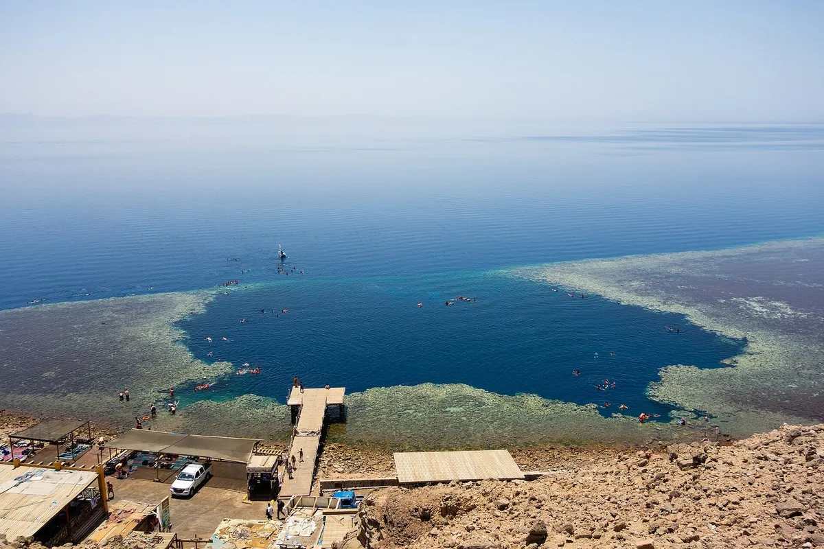 Il Blue Hole di Dahab dall'alto: la voragine blu nel reef e il pontile per entrare in acqua