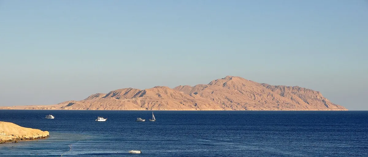 L'isola di Tiran vista dalla costa di Sharm, con barche da escursione nello stretto