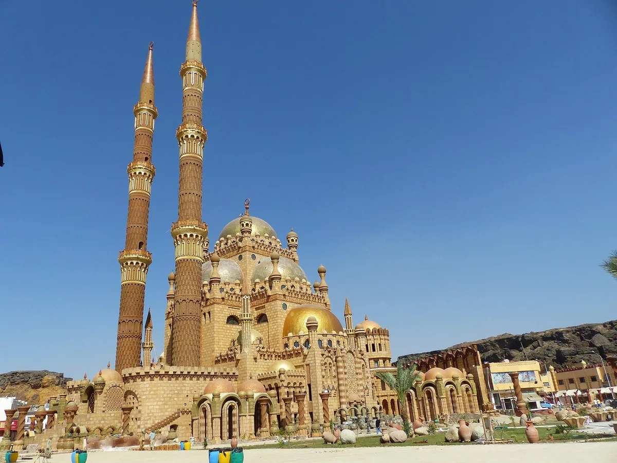 La moschea Al Sahaba di Sharm el Sheikh, con i due minareti e le cupole sotto il cielo azzurro