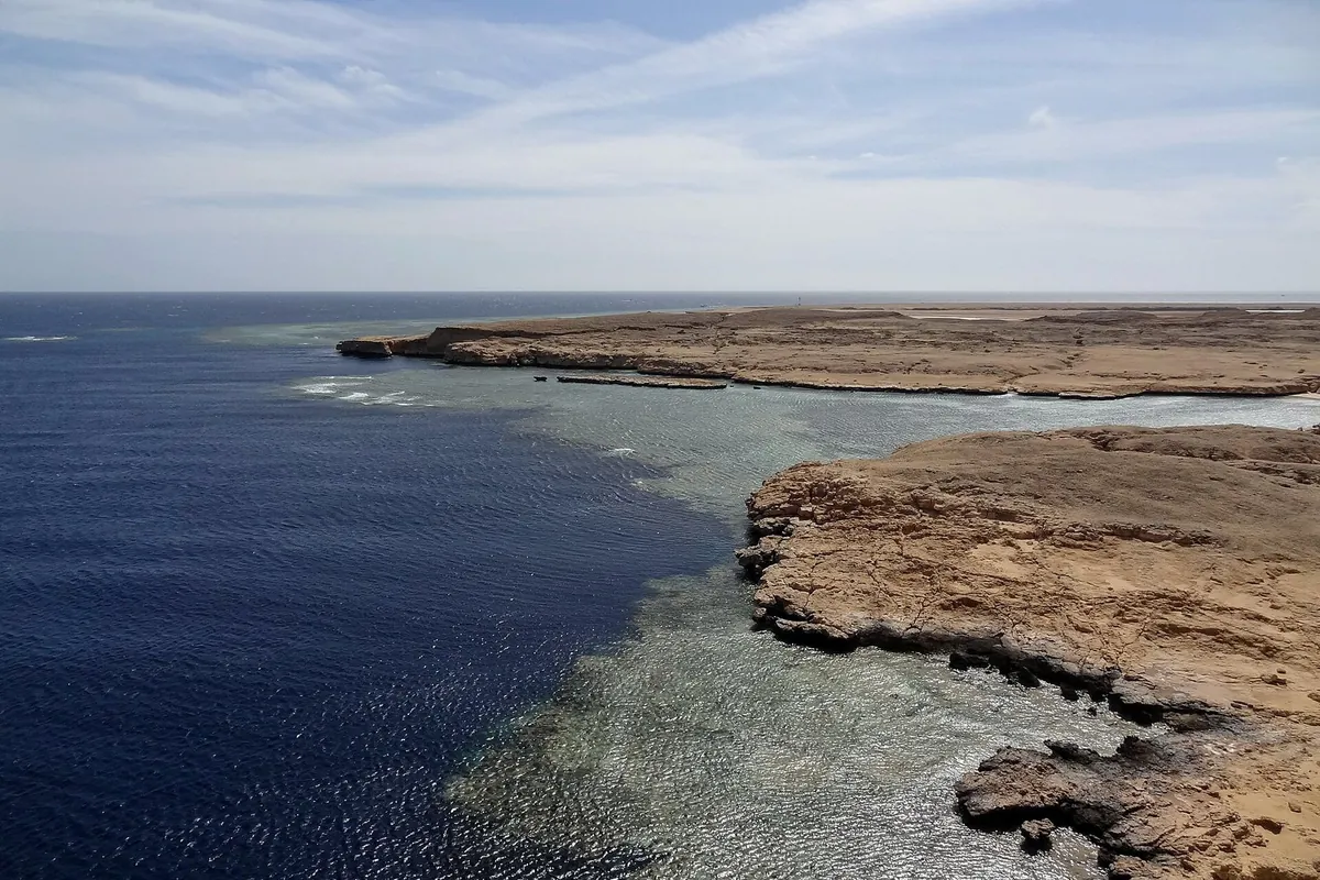 Costa di Ras Mohammed vista dall'alto: il reef chiaro sotto le scogliere e il mare blu profondo