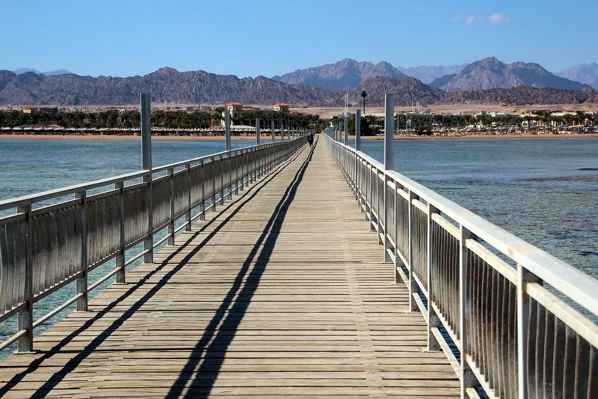 Il lungo pontile di legno nella baia di Nabq, con le montagne del Sinai sullo sfondo
