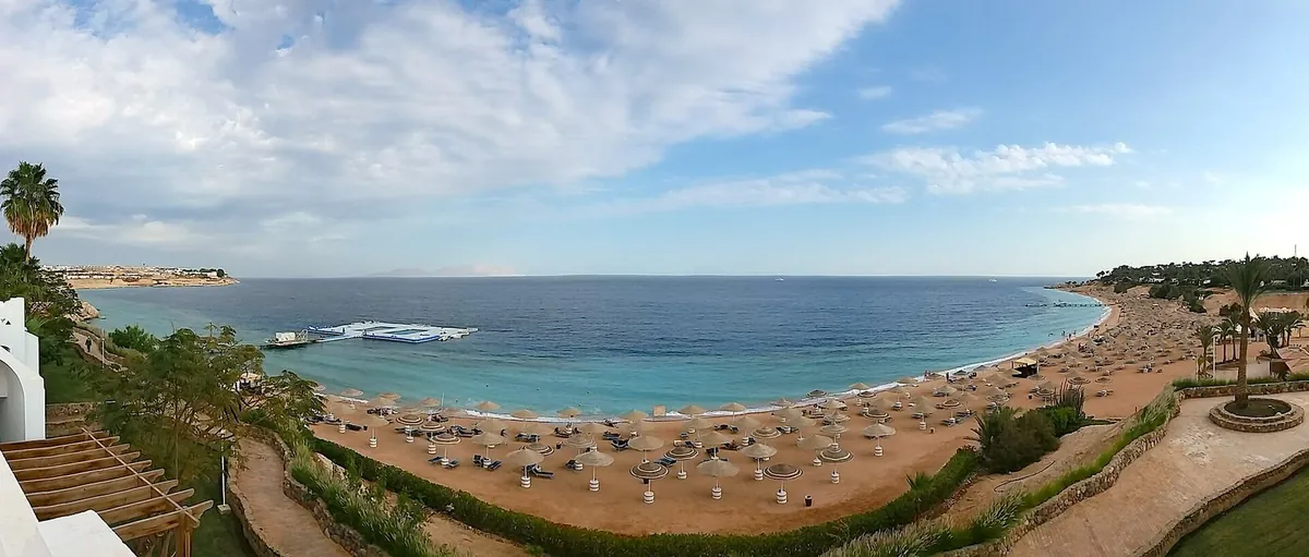 Panoramica dall'alto di Coral Bay a Sharm el Sheikh: la spiaggia con gli ombrelloni e il mare