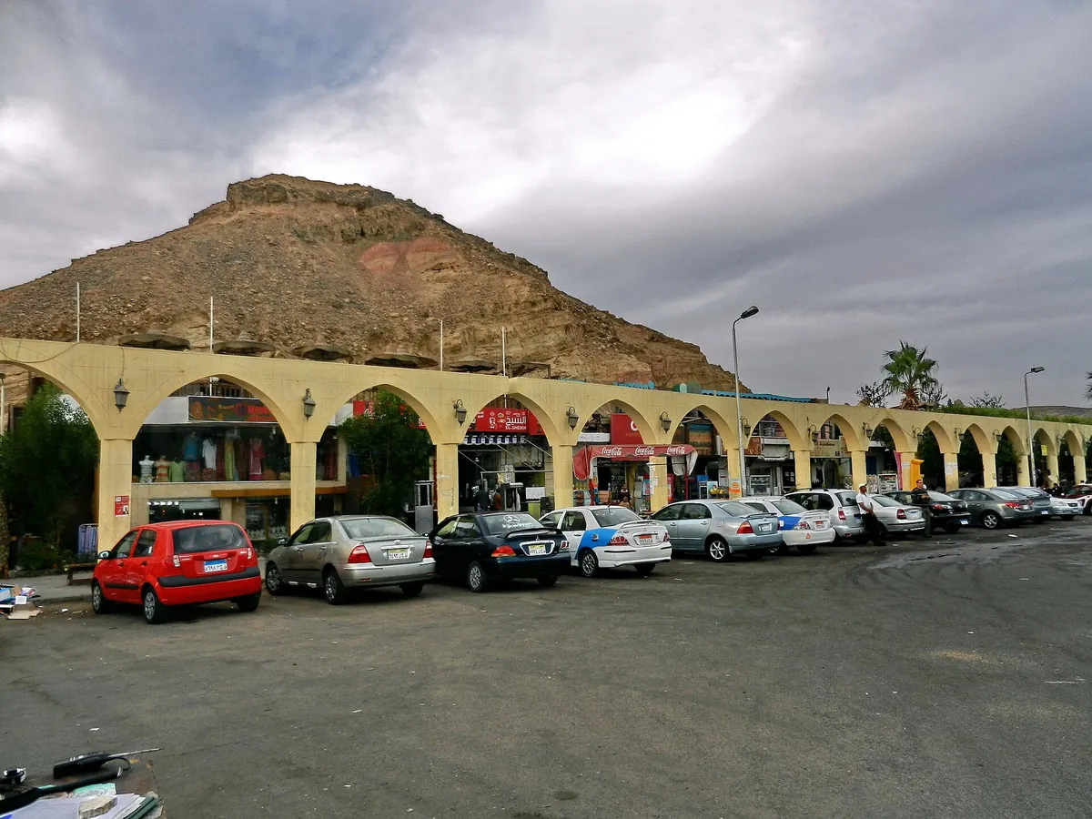Portici con negozi e cambiavalute nel mercato di Sharm Vecchia, ai piedi della collina