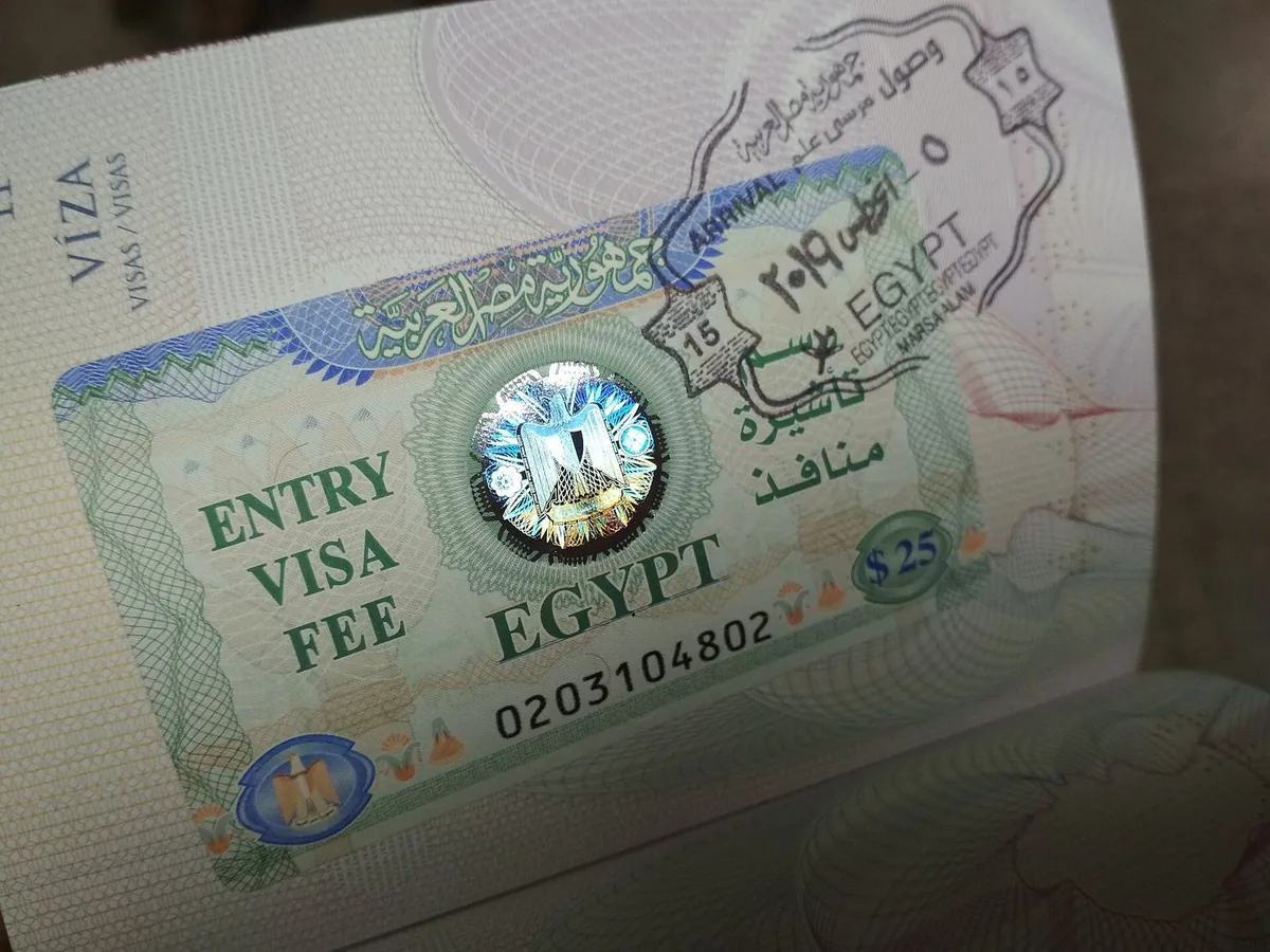 Visto d'ingresso egiziano da 25 dollari incollato su un passaporto, con il timbro d'arrivo