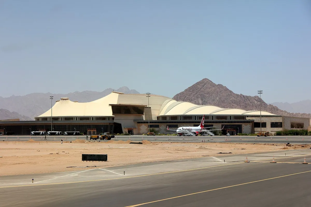 Il Terminal 2 dell'aeroporto di Sharm el Sheikh, con le coperture a tenda e le montagne alle spalle
