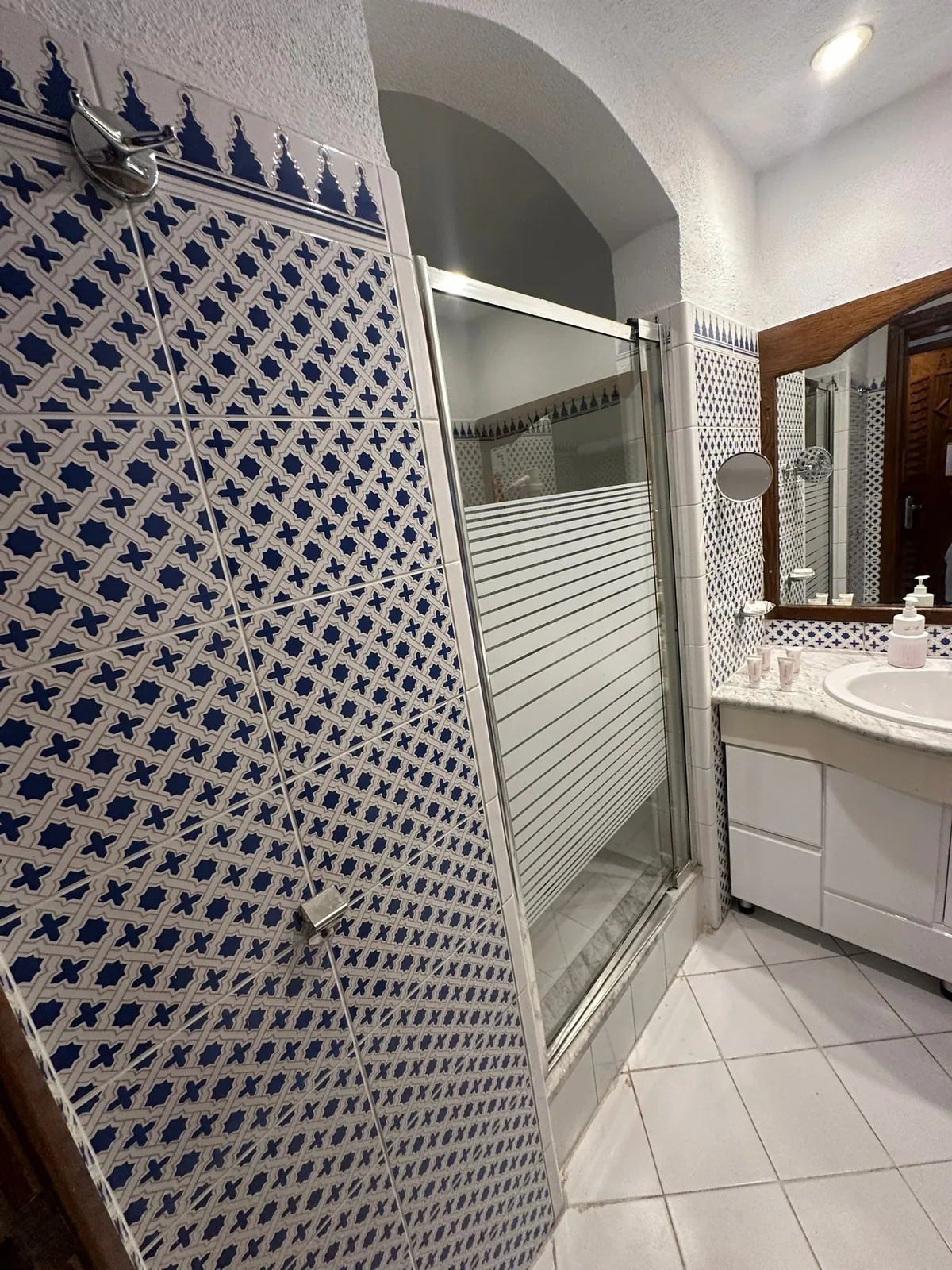 Bagno con doccia e mosaico decorativo