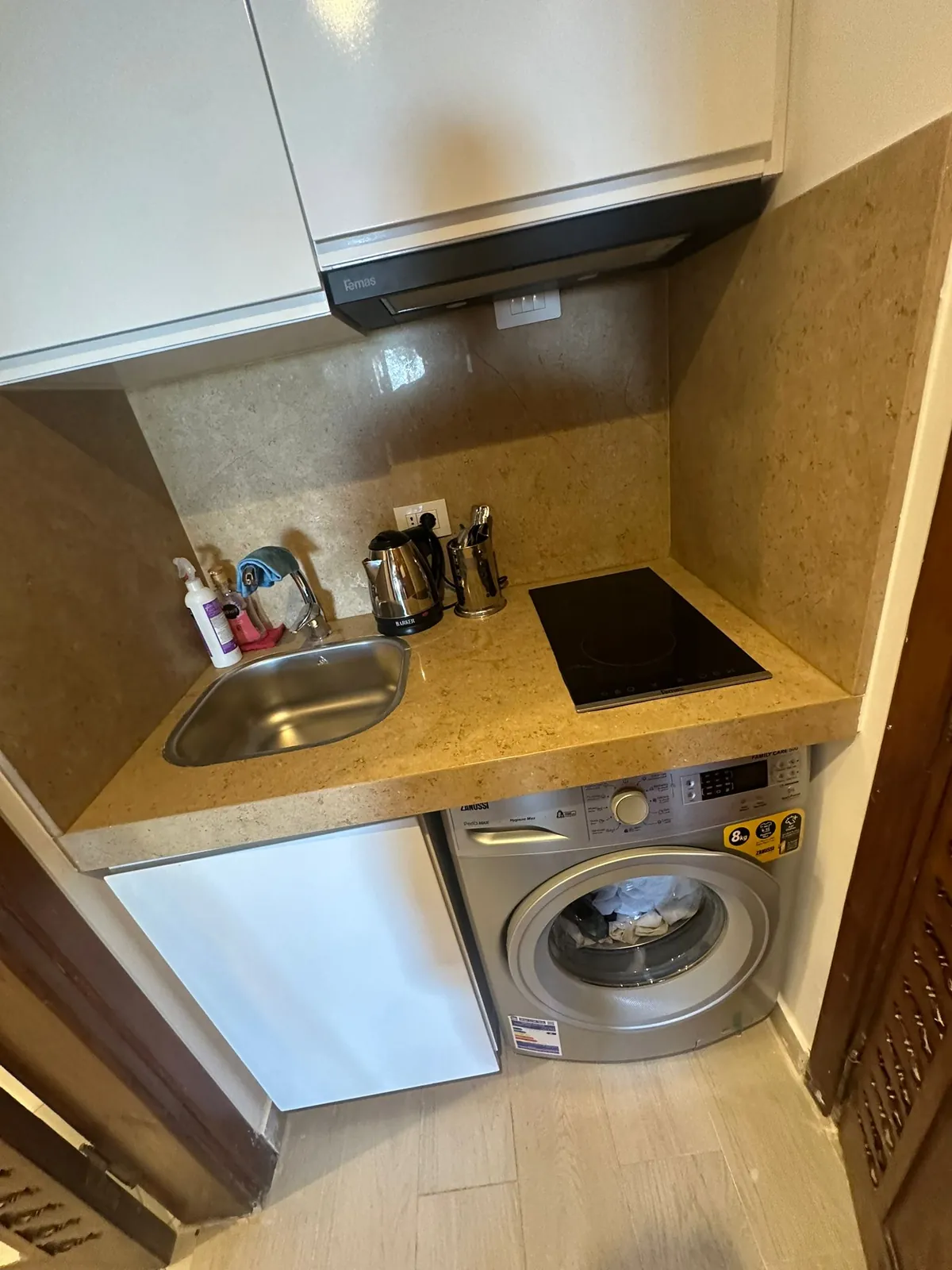 Cucina attrezzata con lavatrice