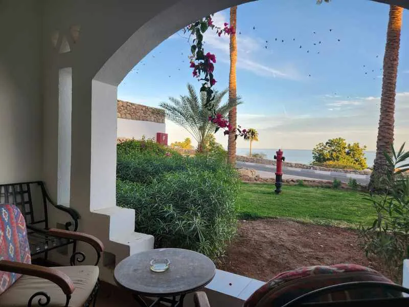 Terrazza al piano terra con sedie e vista sul giardino