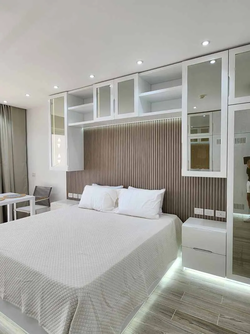 Letto matrimoniale con testiera illuminata a LED