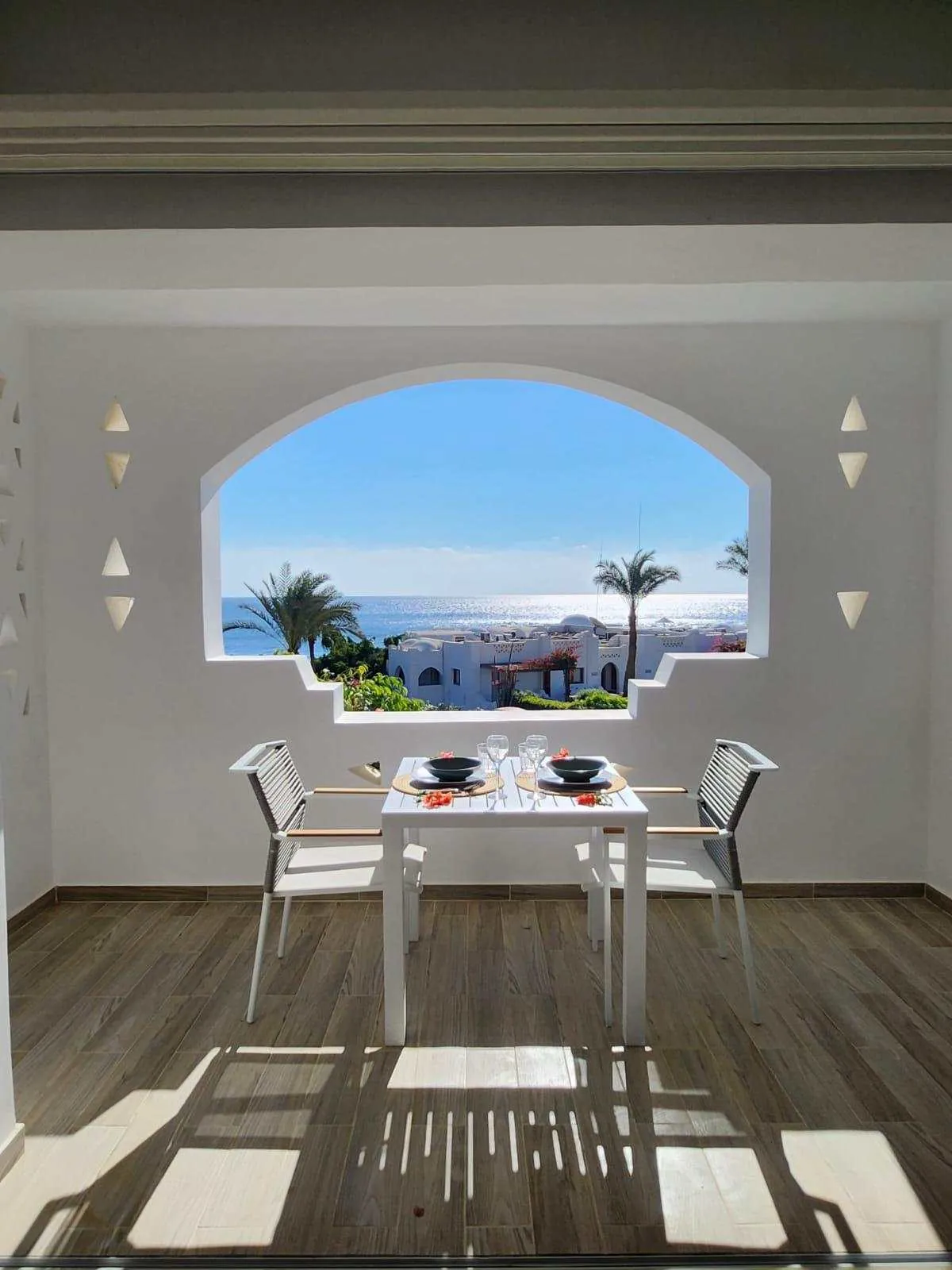 Terrazza privata con arco moresco e tavolo apparecchiato vista Mar Rosso