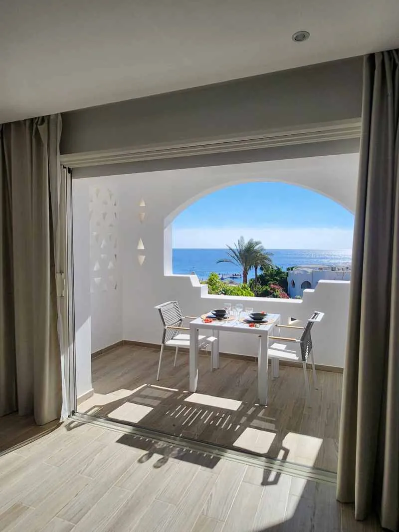 Dalla camera verso la terrazza e il mare